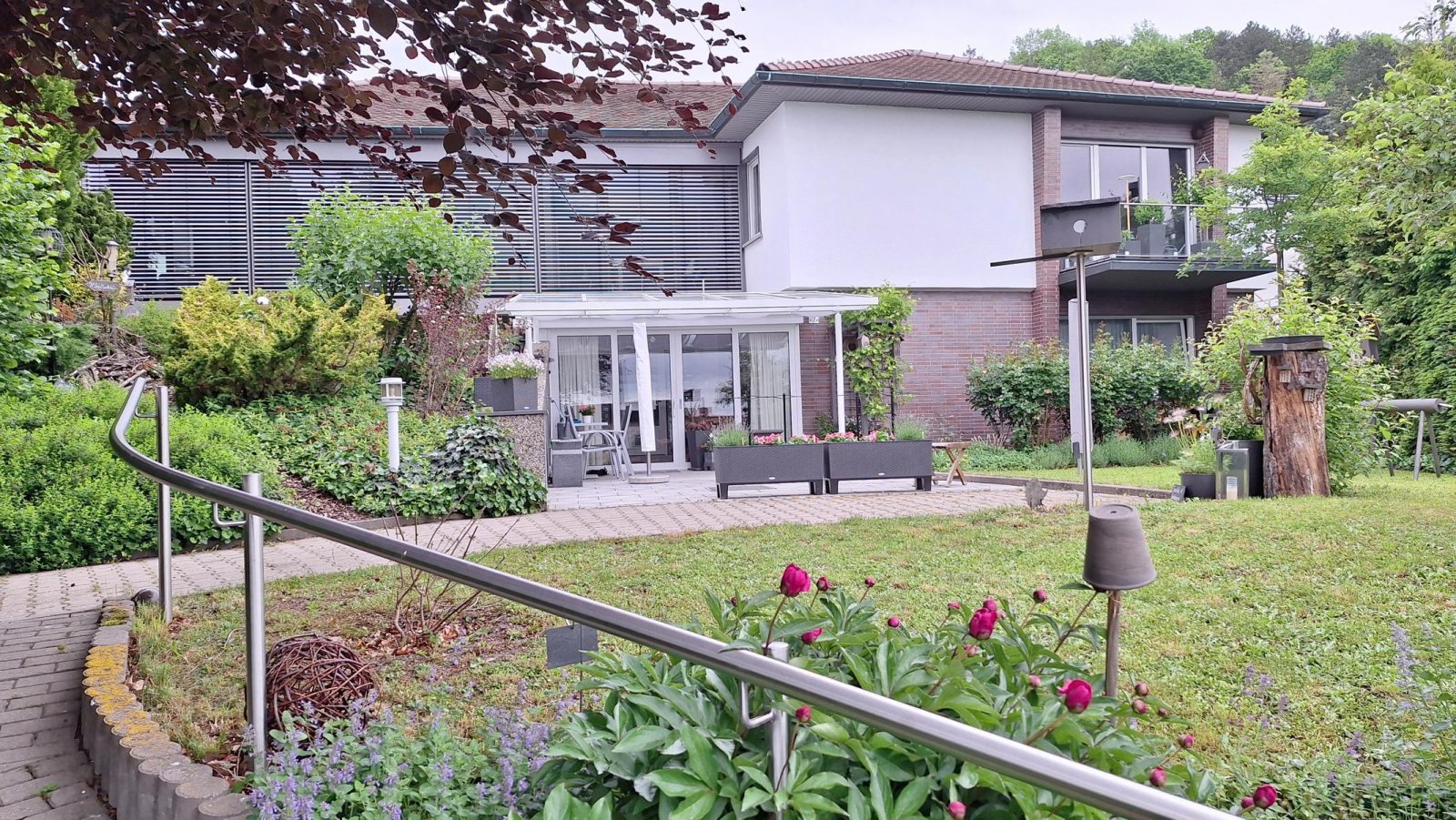 VERKAUFT -Doppelstöckiger Bungalow mit 2 barrierefreien Eingängen & Traum-Naturgarten!