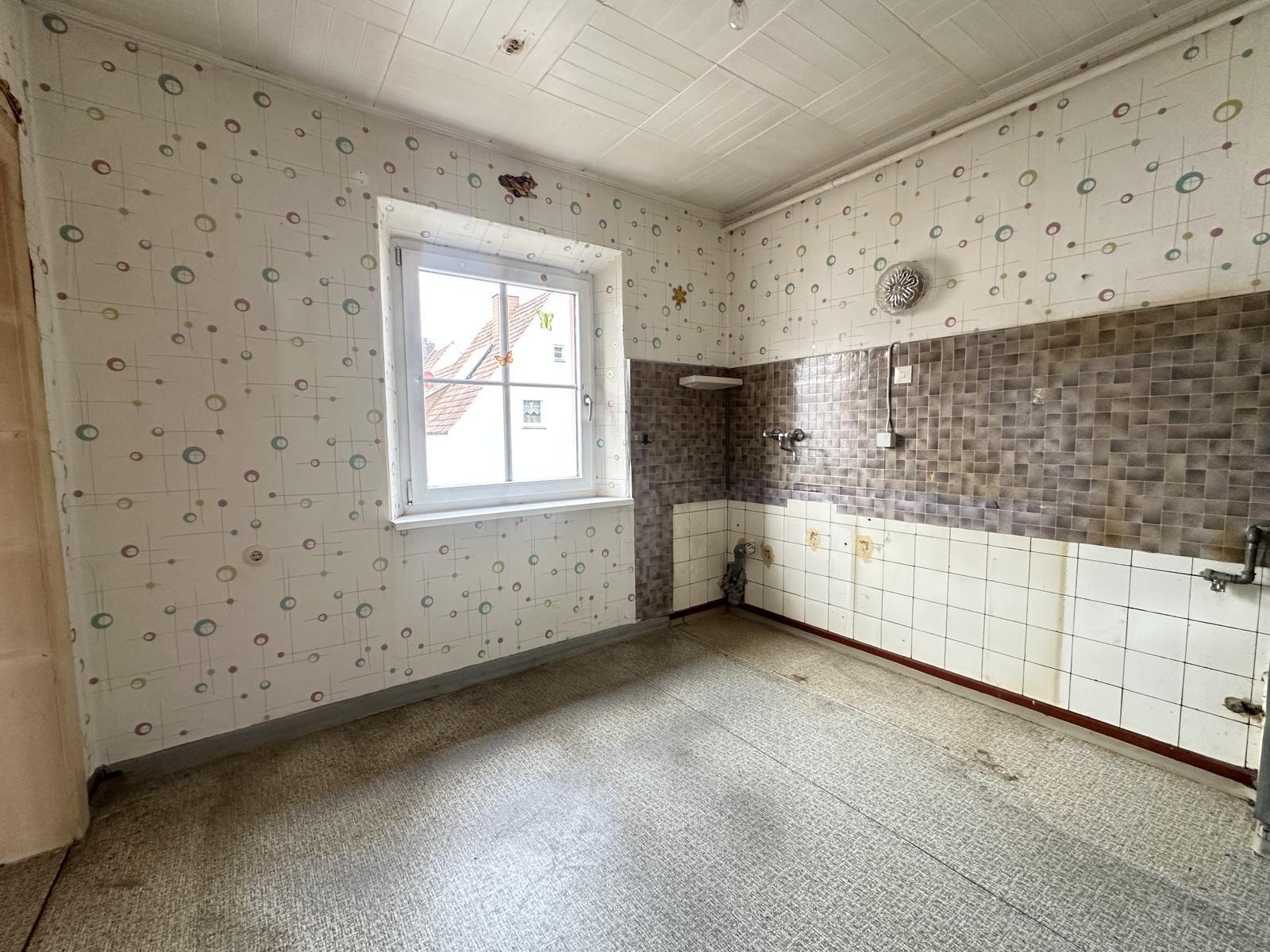 VERKAUFT -Handwerkertraum - Geräumige 4-Zimmer-Wohnung mit Garten und Garage!