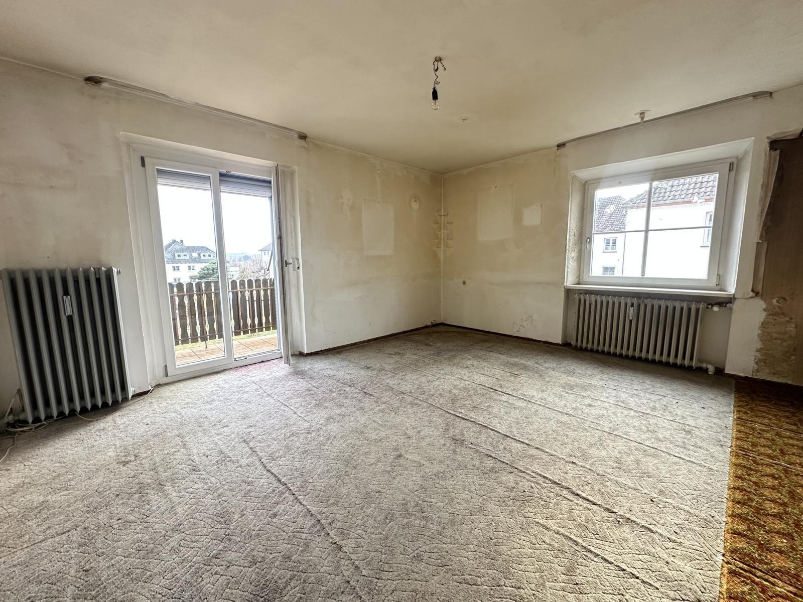 VERKAUFT -Handwerkertraum - Geräumige 4-Zimmer-Wohnung mit Garten und Garage!