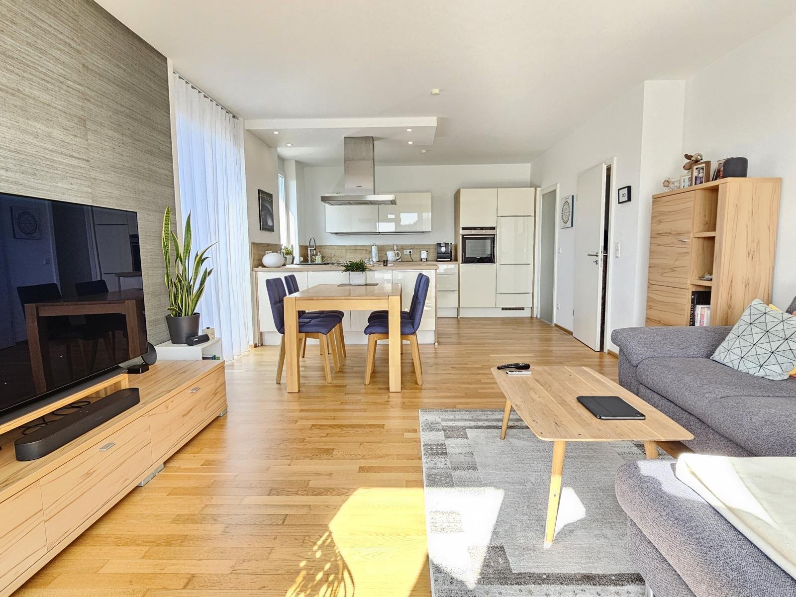 VERKAUFT- & hochwertig Wohnen - mit Balkon und 2 Garagen!