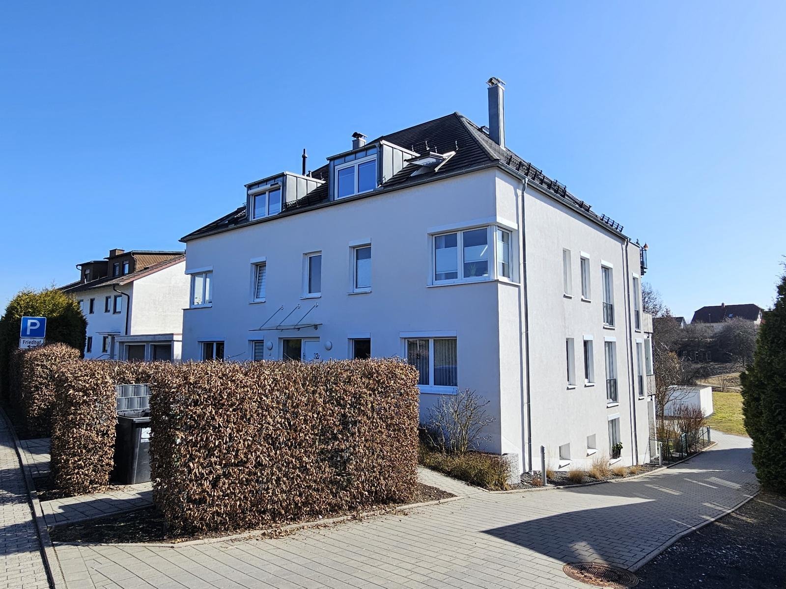 VERKAUFT- & hochwertig Wohnen - mit Balkon und 2 Garagen!