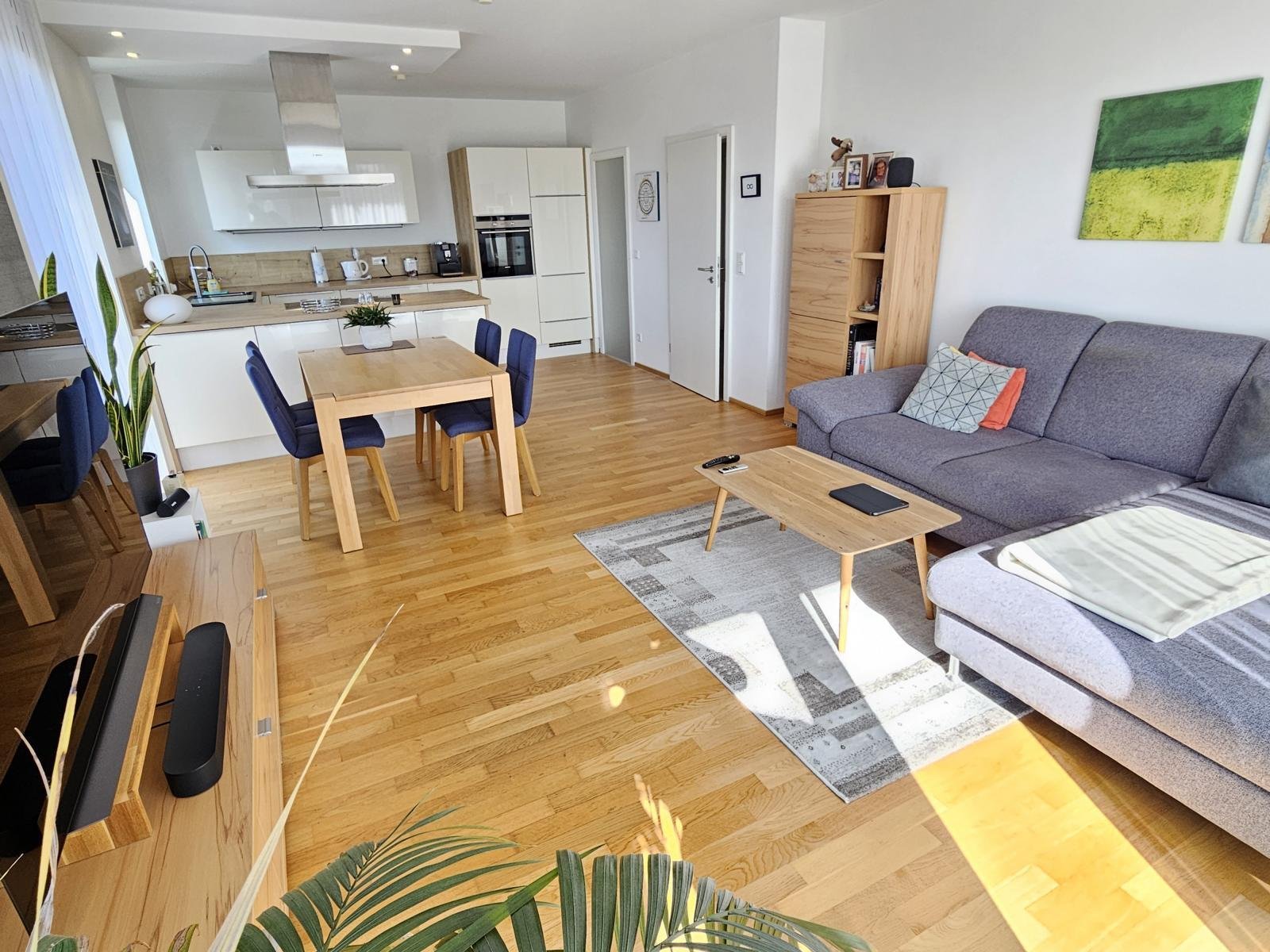 VERKAUFT- & hochwertig Wohnen - mit Balkon und 2 Garagen!