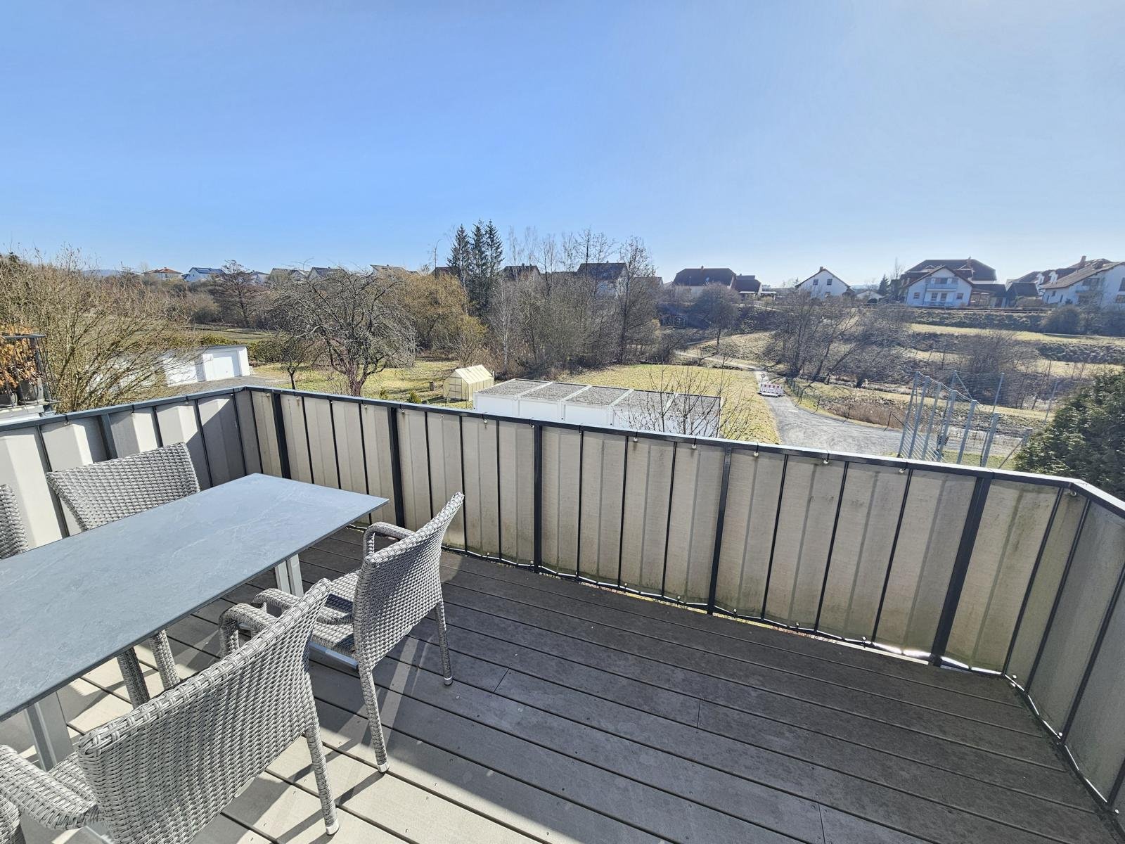 VERKAUFT- & hochwertig Wohnen - mit Balkon und 2 Garagen!