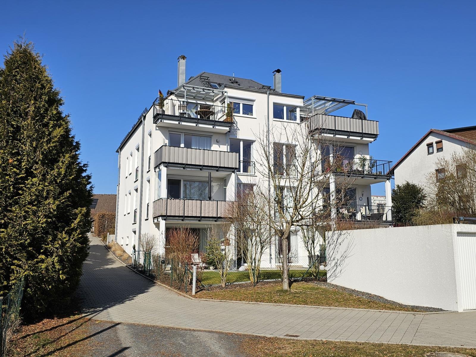 VERKAUFT- & hochwertig Wohnen - mit Balkon und 2 Garagen!