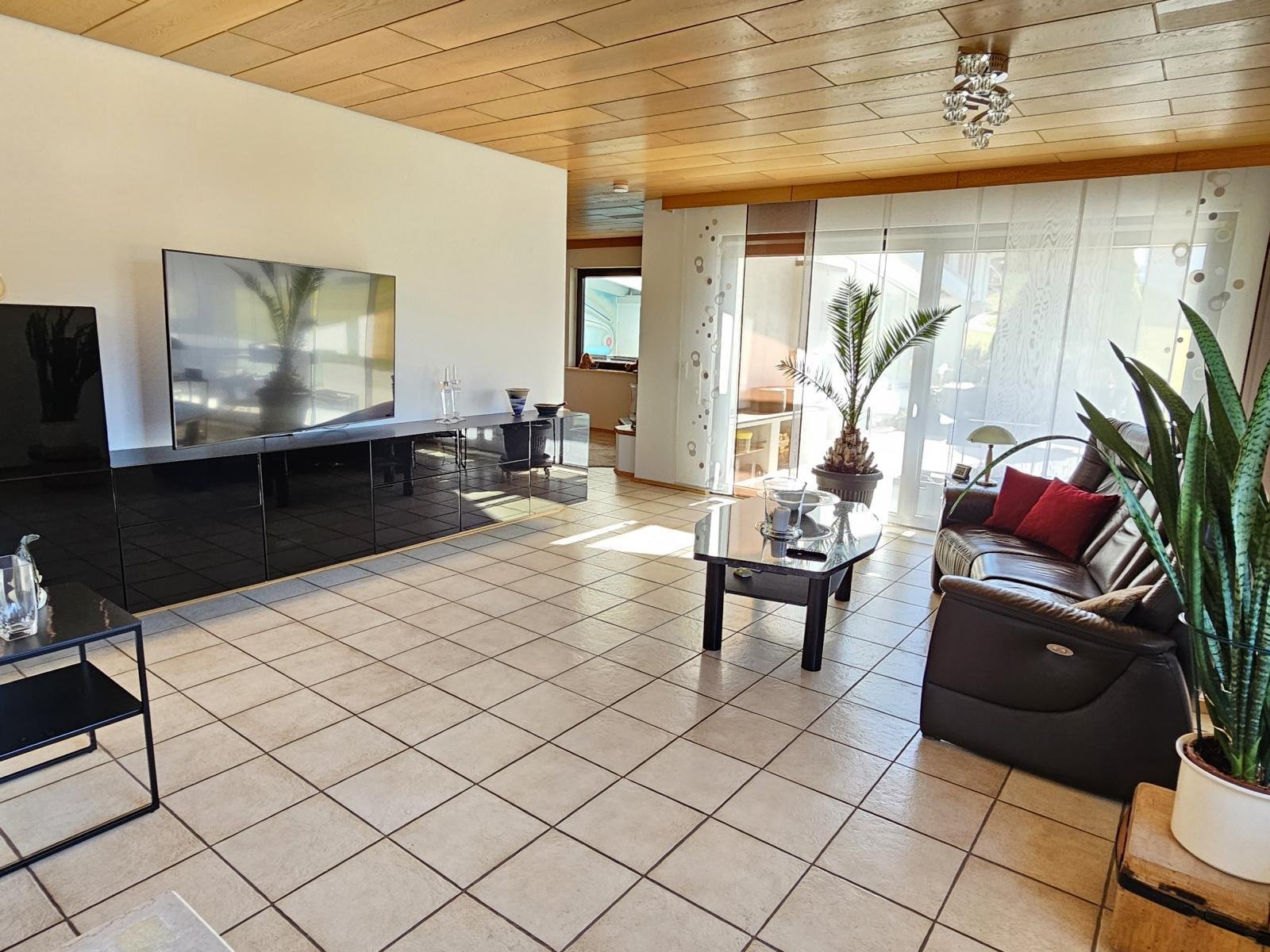 Anspruchsvolles Wohnen mit Schwimmbad und 3 Garagen!