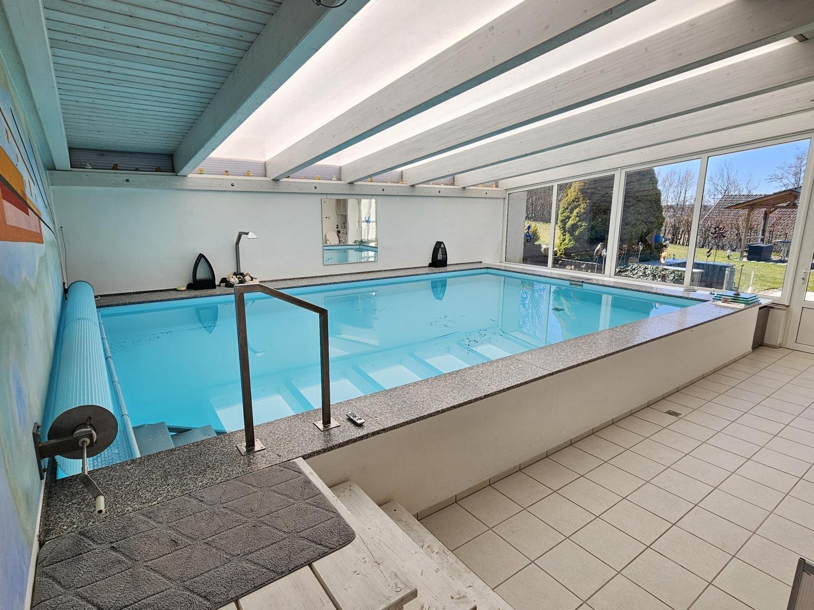 Anspruchsvolles Wohnen mit Schwimmbad und 3 Garagen!