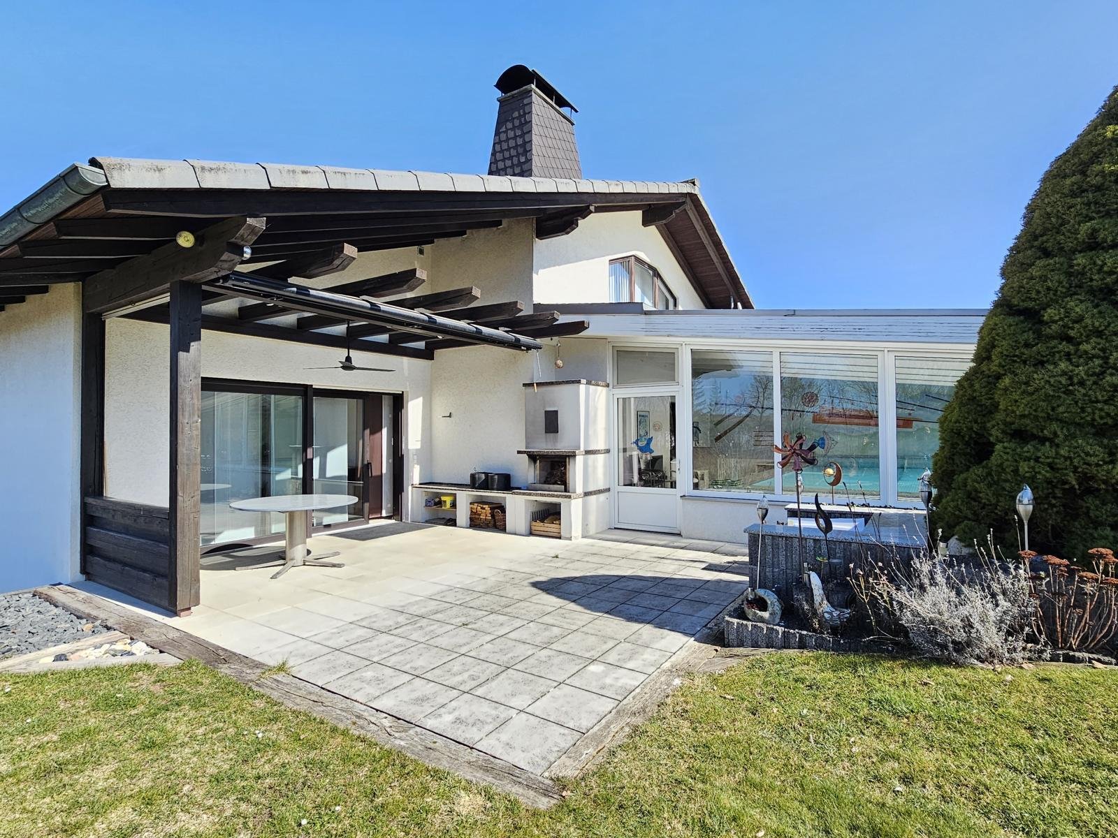 Anspruchsvolles Wohnen mit Schwimmbad und 3 Garagen!