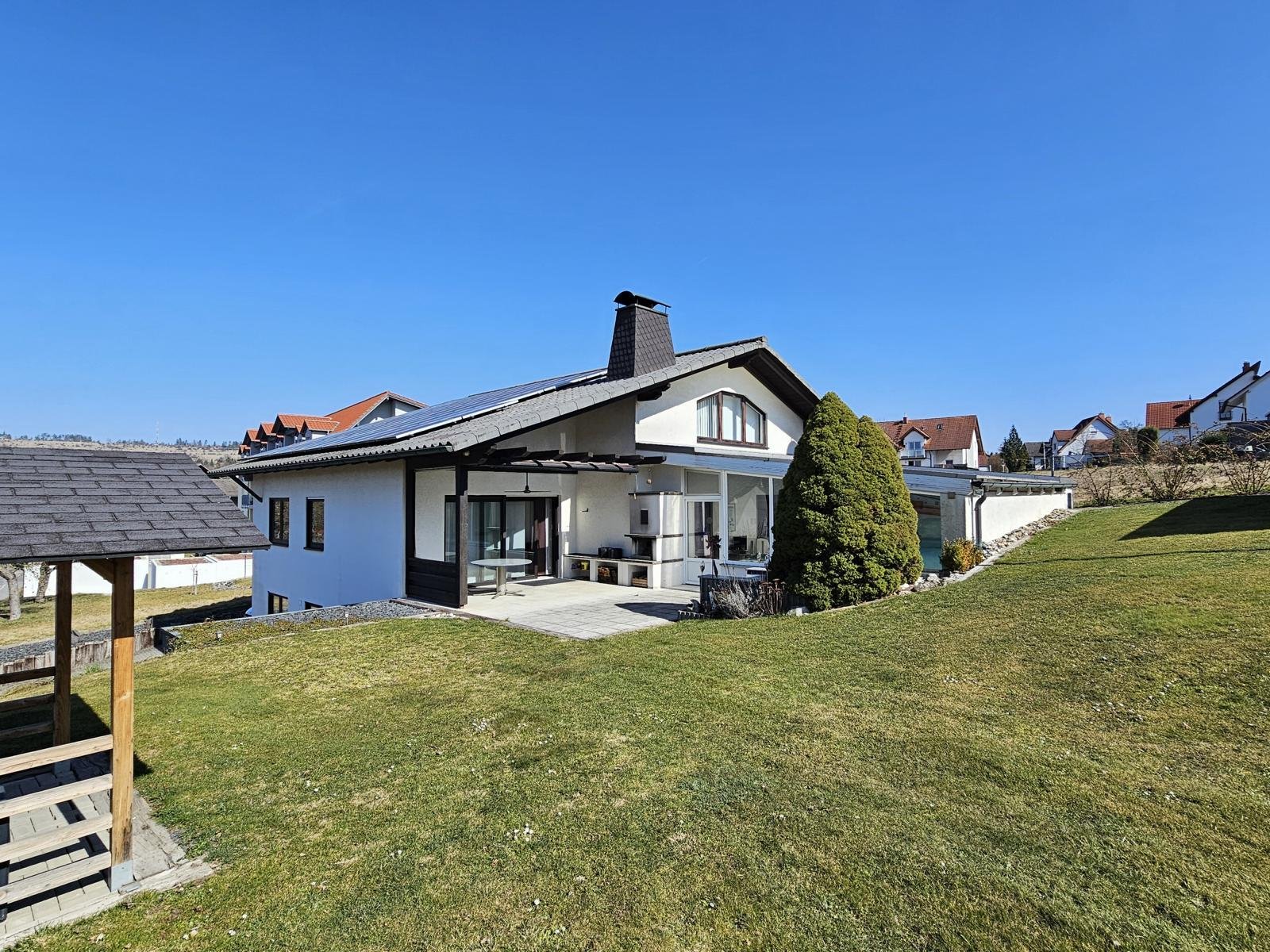 Anspruchsvolles Wohnen mit Schwimmbad und 3 Garagen!