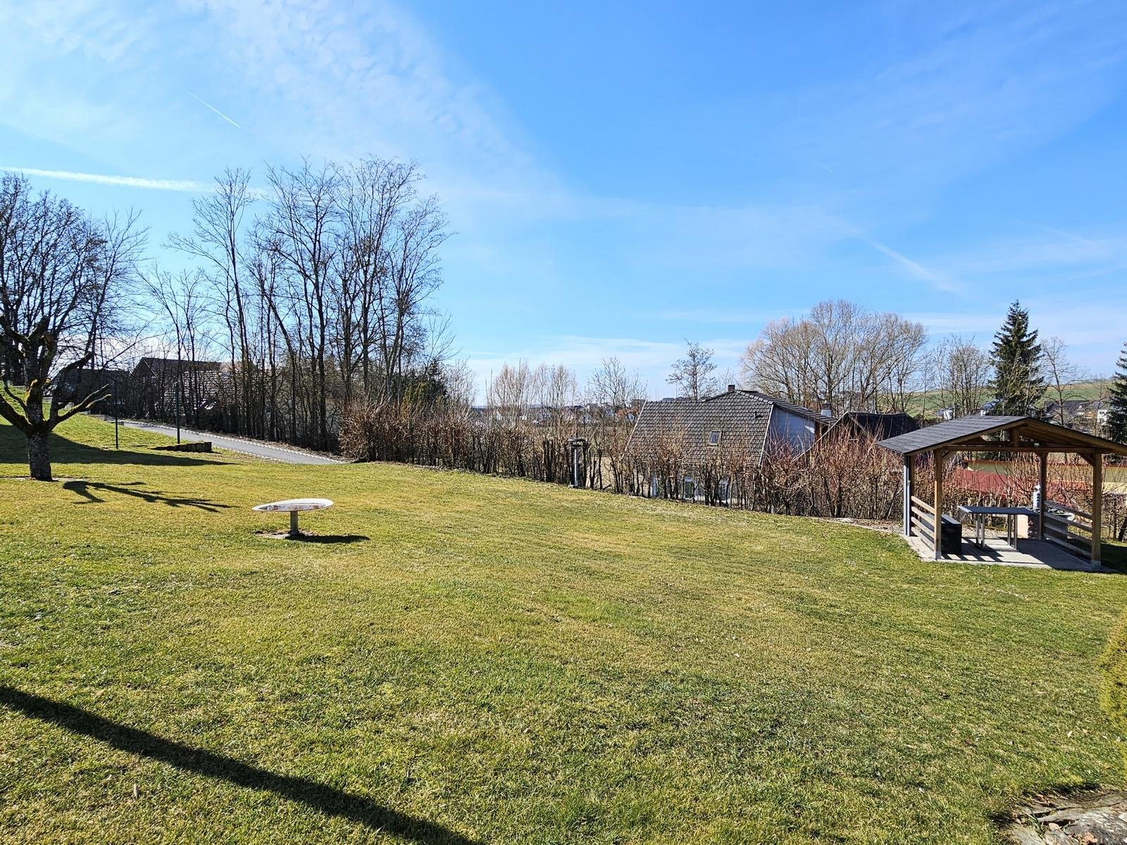 Anspruchsvolles Wohnen mit Schwimmbad und 3 Garagen!