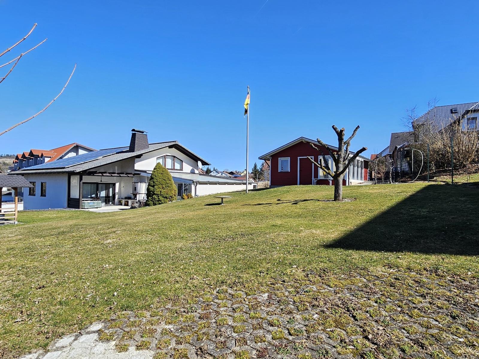 Anspruchsvolles Wohnen mit Schwimmbad und 3 Garagen!