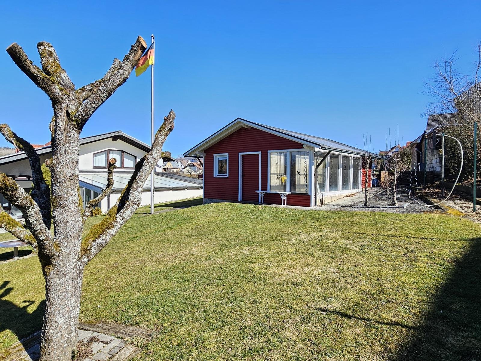 Anspruchsvolles Wohnen mit Schwimmbad und 3 Garagen!