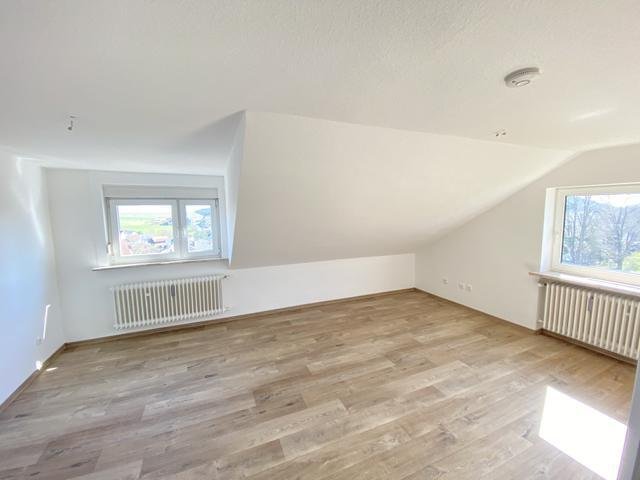 Reserviert - ERSTBEZUG nach Komplett-Renovierung - Attraktive 3,5-Zi.-Wohnung mit Balkon & Gartennutzung