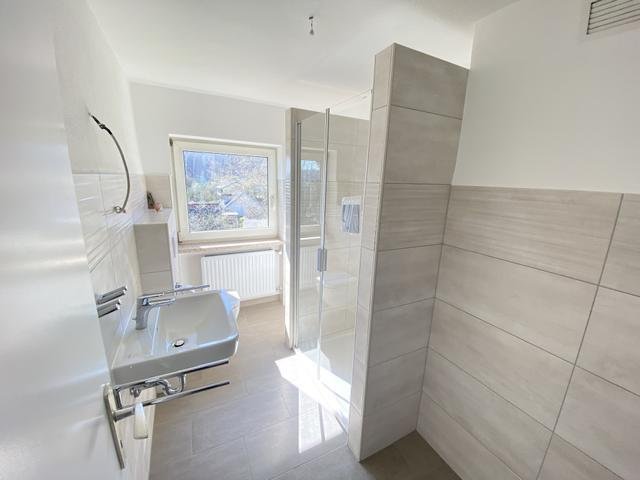 Reserviert - ERSTBEZUG nach Komplett-Renovierung - Attraktive 3,5-Zi.-Wohnung mit Balkon & Gartennutzung