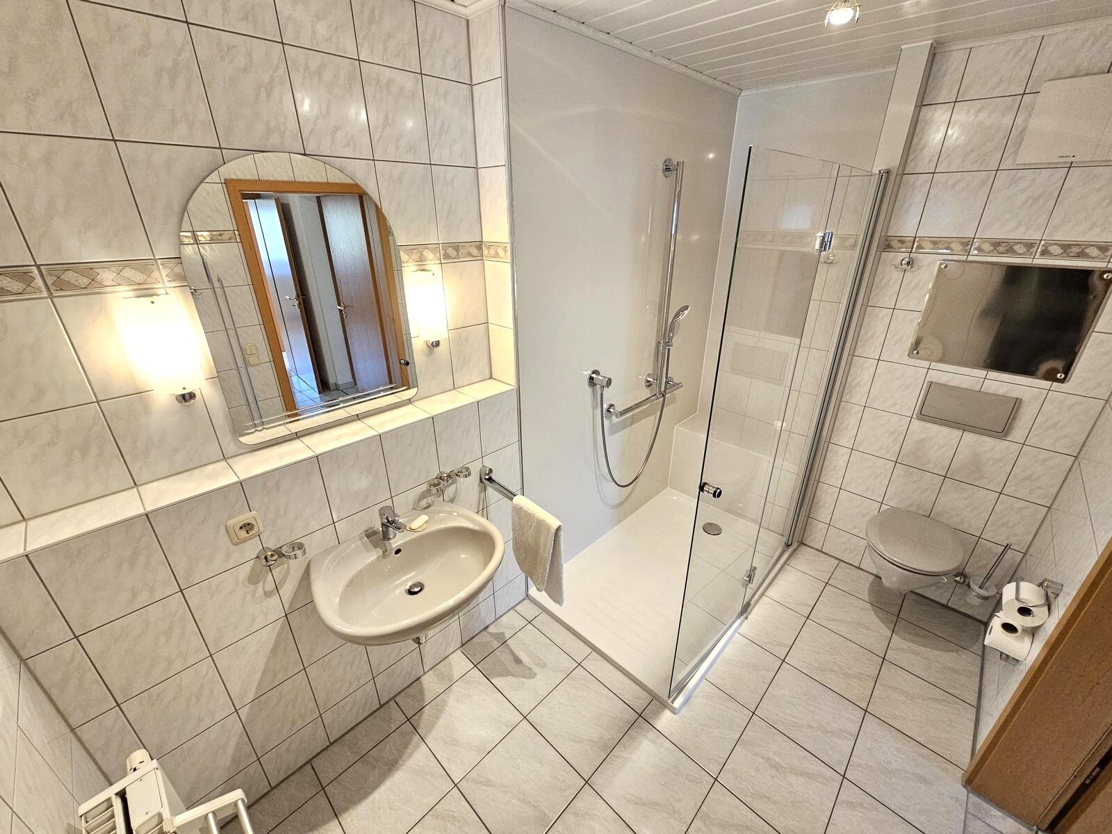 TOP-Eigentumswohnung: behindertengerecht, Balkon, Aufzug, Tiefgaragenplatz + 2. Stpl.