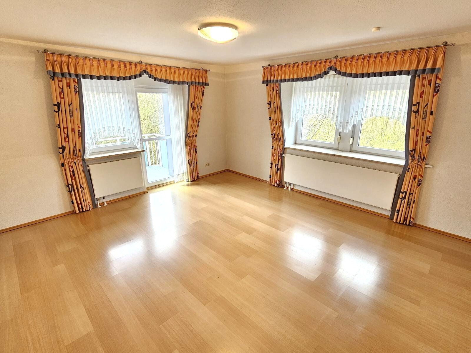 TOP-Eigentumswohnung: behindertengerecht, Balkon, Aufzug, Tiefgaragenplatz + 2. Stpl.