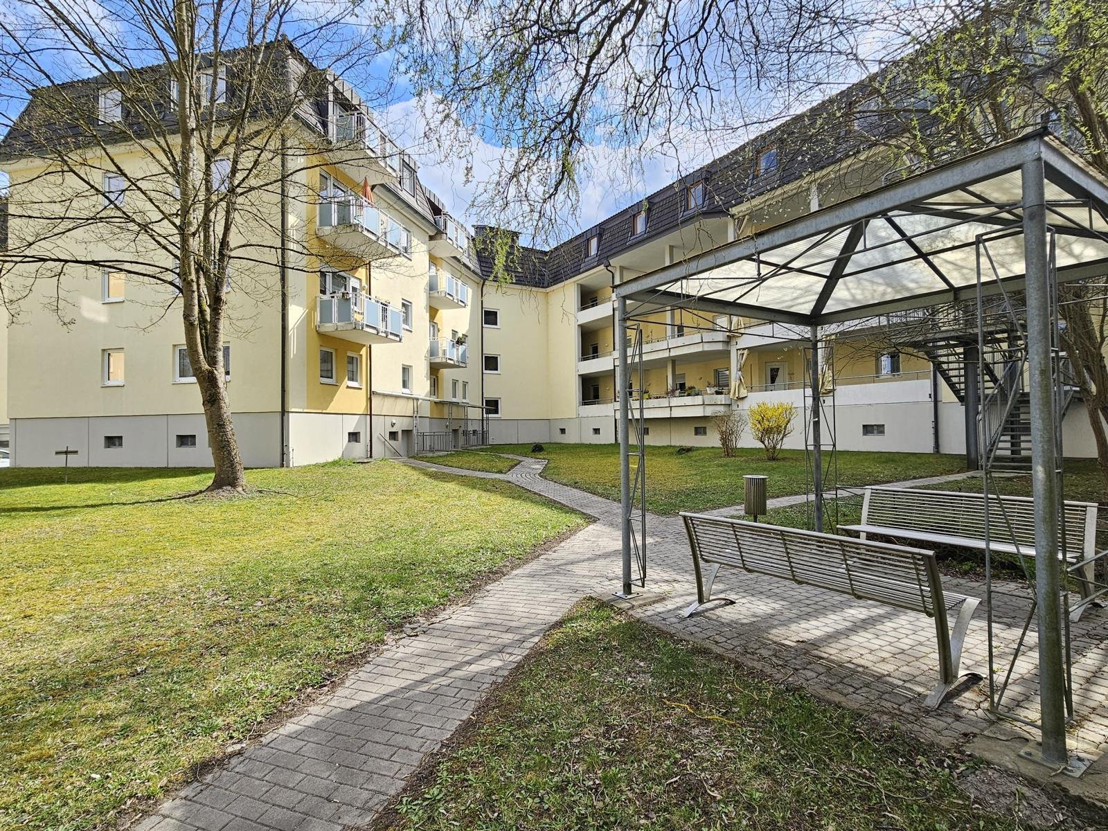 TOP-Eigentumswohnung: behindertengerecht, Balkon, Aufzug, Tiefgaragenplatz + 2. Stpl.