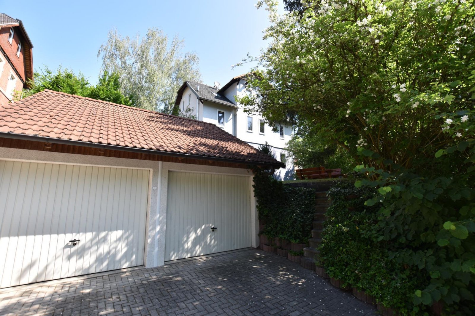 Wohlfühlwohnung mit vielen Extras - 3 Zimmer, 2 Garagen und Terrasse mit Garten