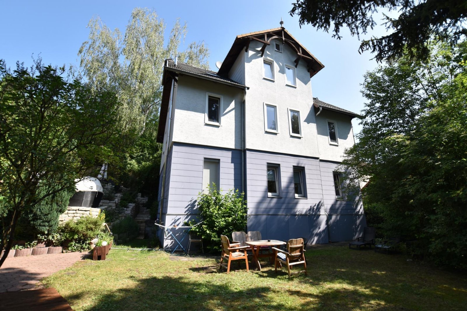 Wohlfühlwohnung mit vielen Extras - 3 Zimmer, 2 Garagen und Terrasse mit Garten