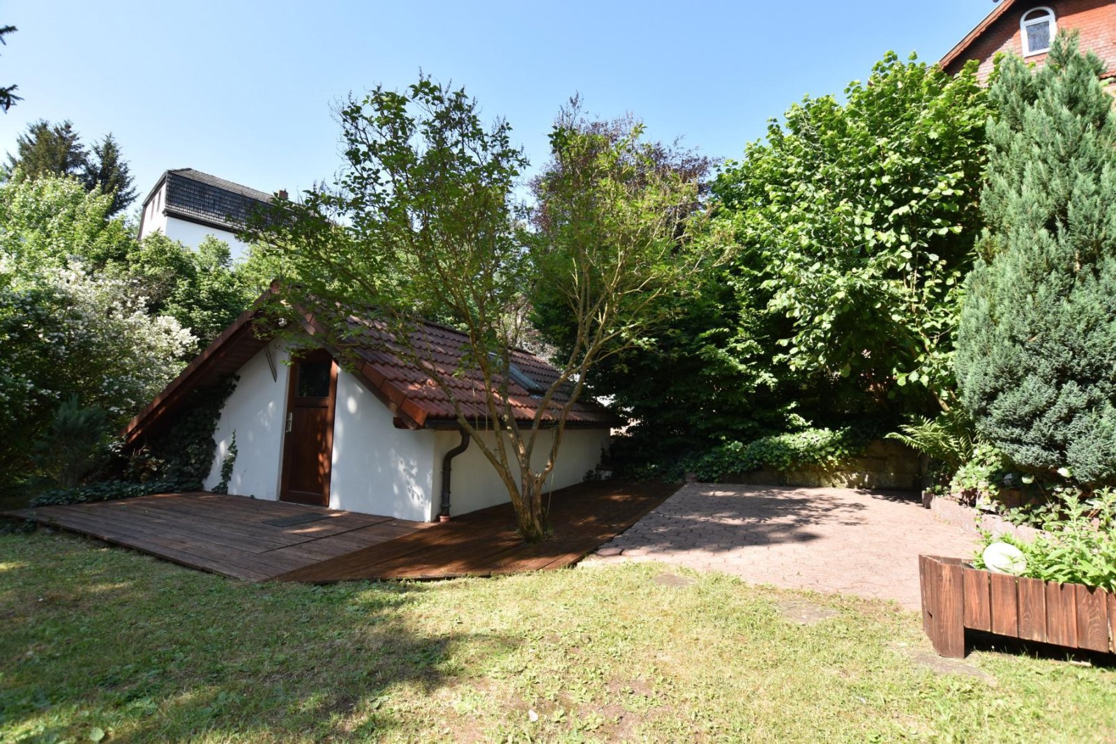 Wohlfühlwohnung mit vielen Extras - 3 Zimmer, 2 Garagen und Terrasse mit Garten