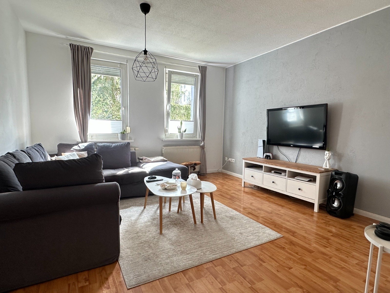 Wohlfühlwohnung mit vielen Extras - 3 Zimmer, 2 Garagen und Terrasse mit Garten