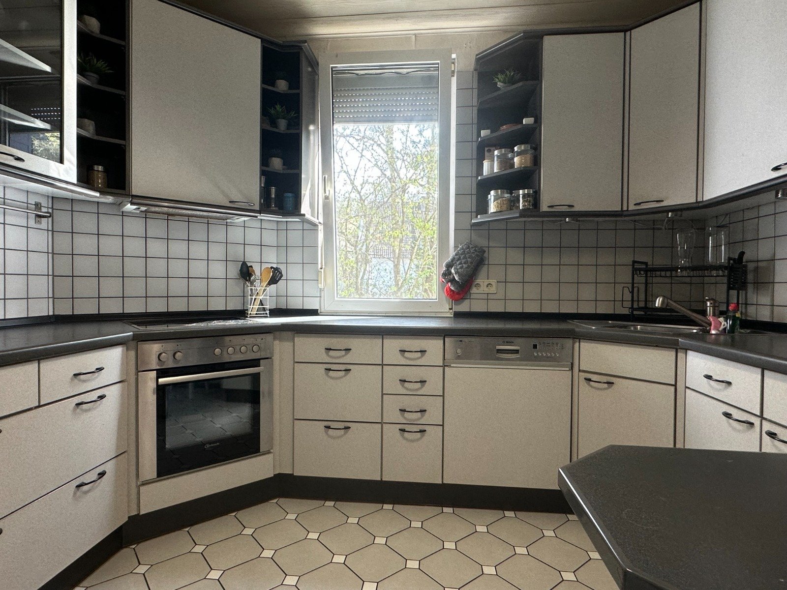 Wohlfühlwohnung mit vielen Extras - 3 Zimmer, 2 Garagen und Terrasse mit Garten