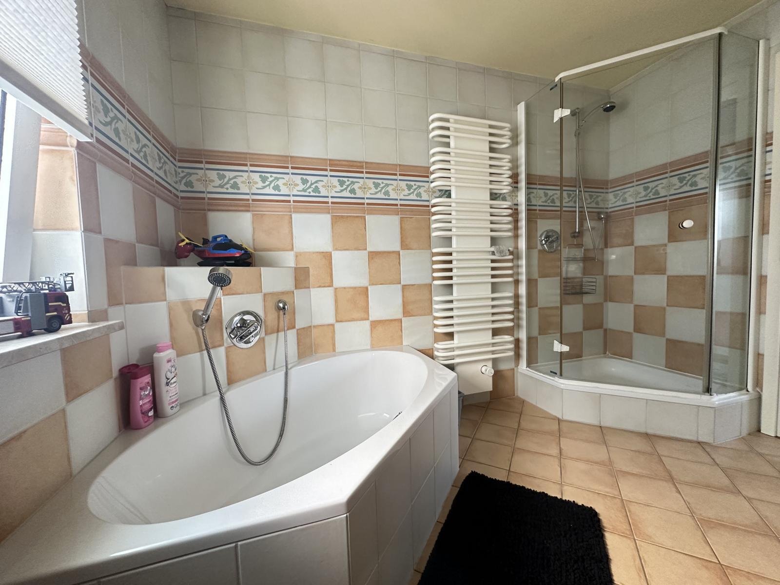 RESERVIERT -Liebevoll modernisiertes Wohlfühlzuhause mit Pool und Gartenparadies