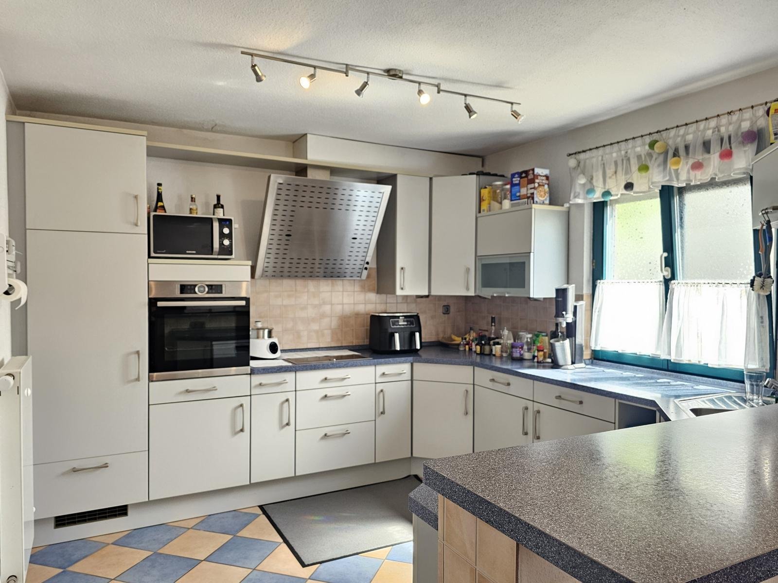 RESERVIERT - Haus auf 2.871 m² Grund, 2. Baurecht, Baumbestand, 6 Garagen, 2 Carports, Werkstatt!