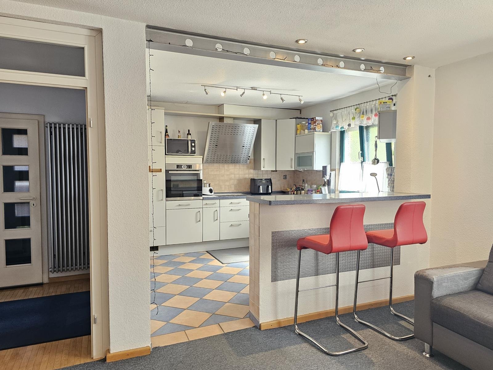 RESERVIERT - Haus auf 2.871 m² Grund, 2. Baurecht, Baumbestand, 6 Garagen, 2 Carports, Werkstatt!