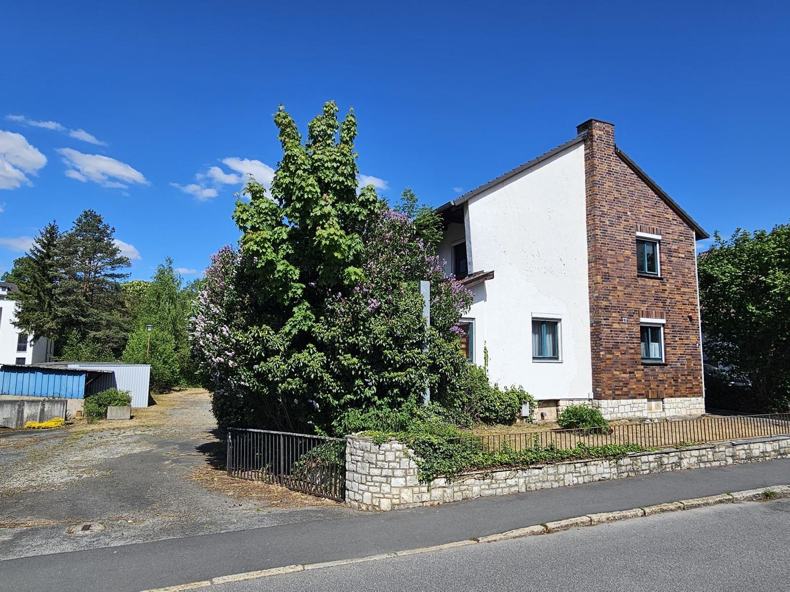 RESERVIERT - Haus auf 2.871 m² Grund, 2. Baurecht, Baumbestand, 6 Garagen, 2 Carports, Werkstatt!