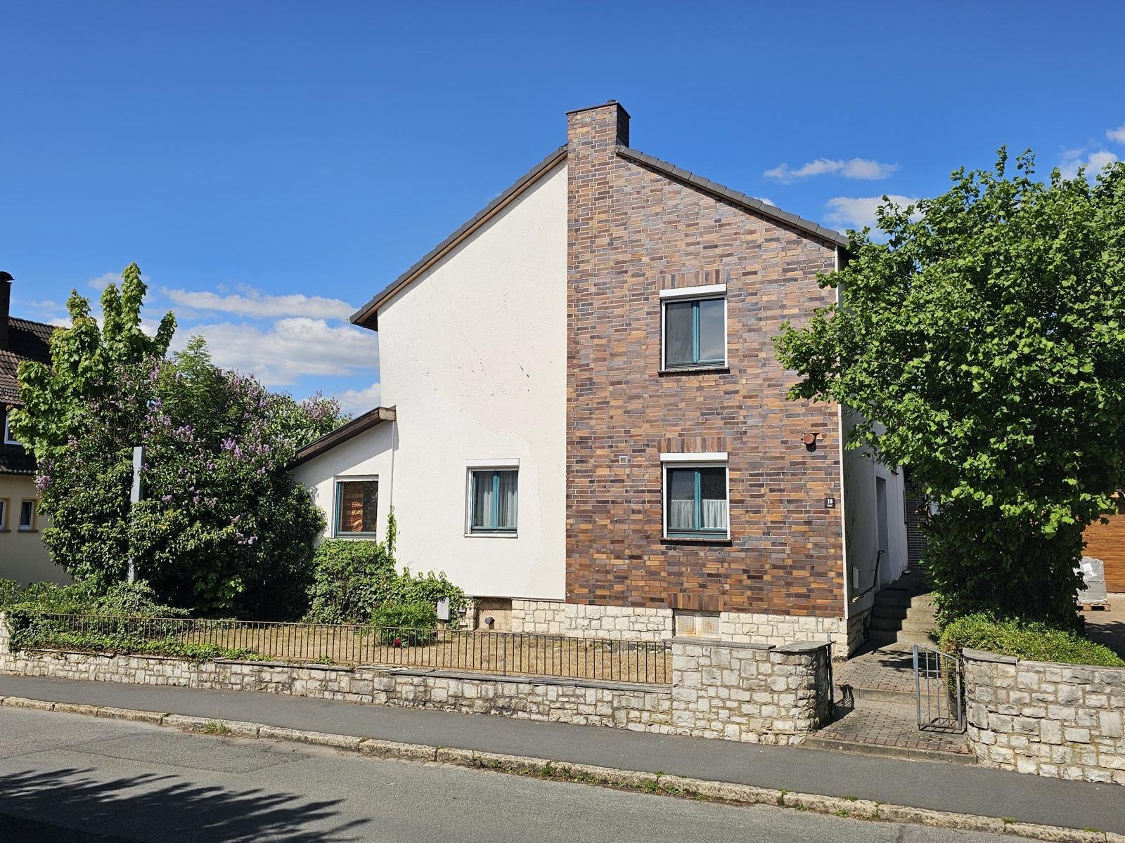 RESERVIERT - Haus auf 2.871 m² Grund, 2. Baurecht, Baumbestand, 6 Garagen, 2 Carports, Werkstatt!