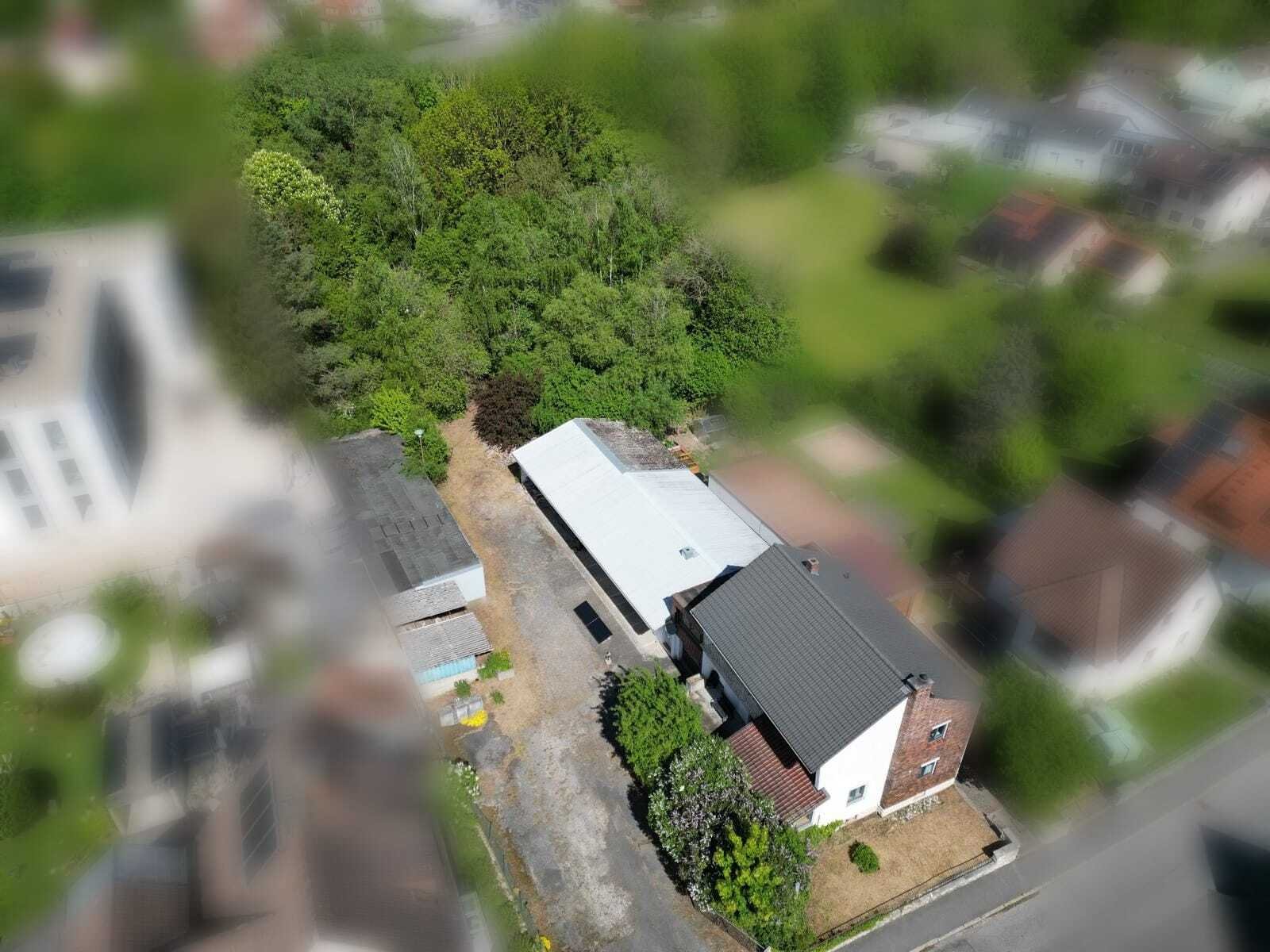 RESERVIERT - Haus auf 2.871 m² Grund, 2. Baurecht, Baumbestand, 6 Garagen, 2 Carports, Werkstatt!