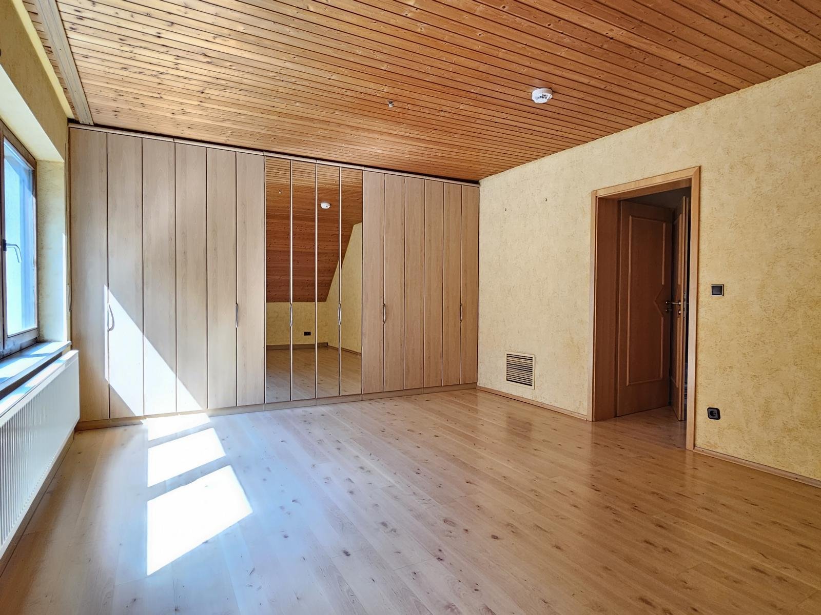 2 Häuser auf 3.030 m² Grund, in unverbrauchter Natur, am Fuße des Festungsberges!