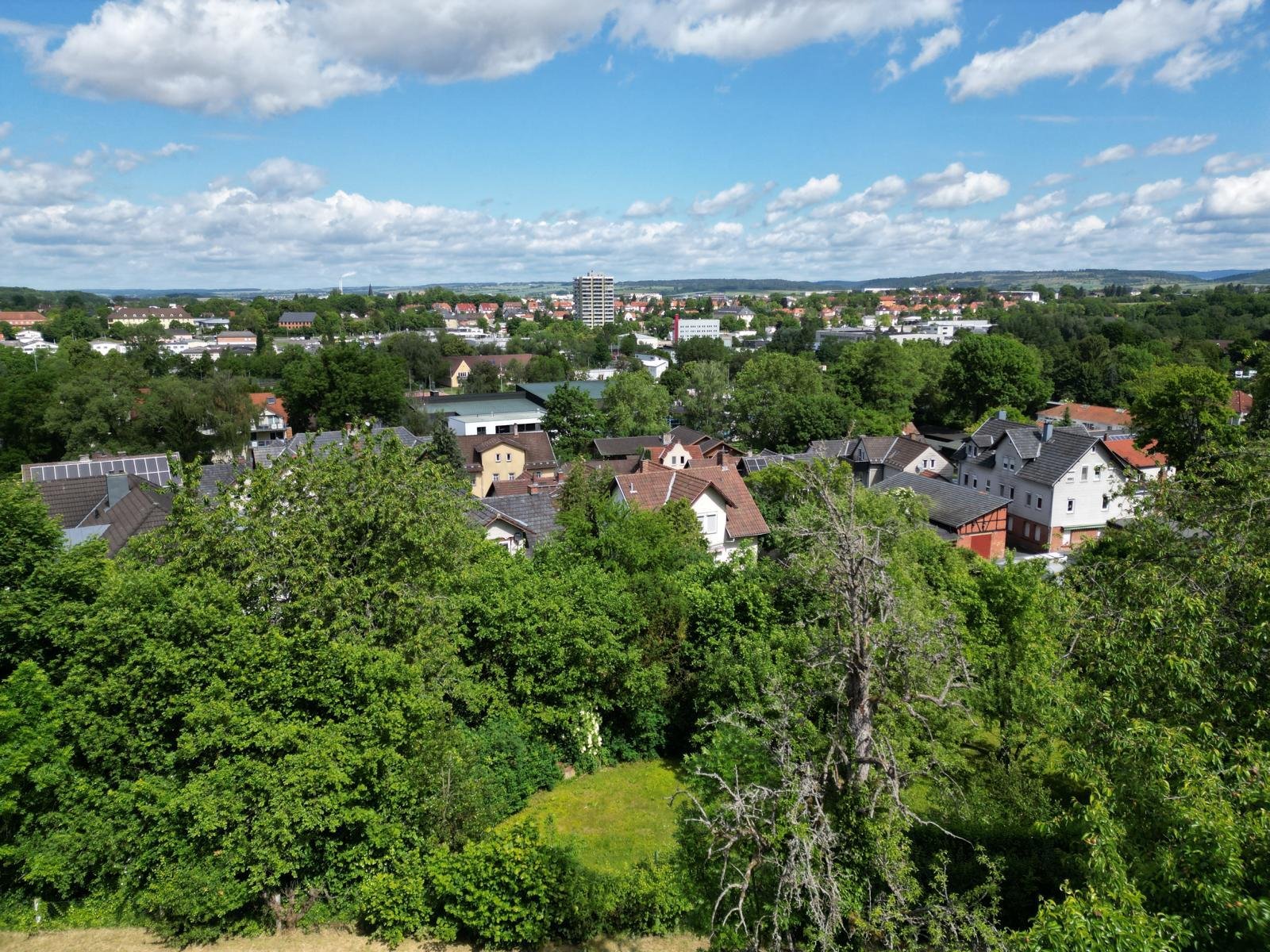 2 Häuser auf 3.030 m² Grund, in unverbrauchter Natur, am Fuße des Festungsberges!