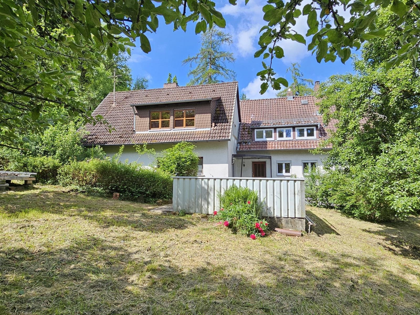 2 Häuser auf 3.030 m² Grund, in unverbrauchter Natur, am Fuße des Festungsberges!