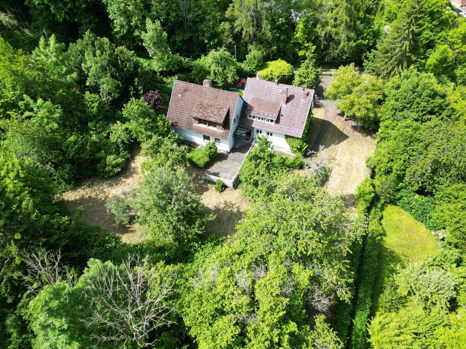 2 Häuser auf 3.030 m² Grund, in unverbrauchter Natur, am Fuße des Festungsberges!