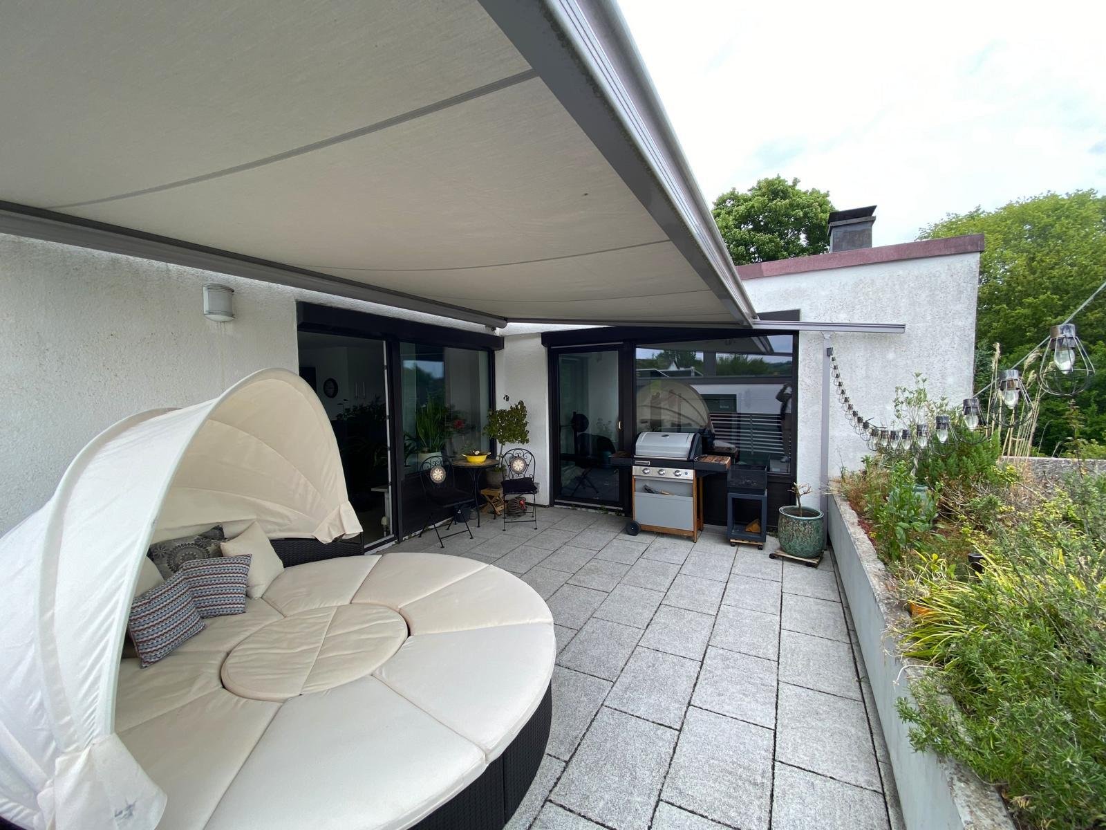 Herrliche Penthouse-Wohnung mit 26 m² Dachterrasse & Gartenanteil & Garage in beliebter Stadtrandlage