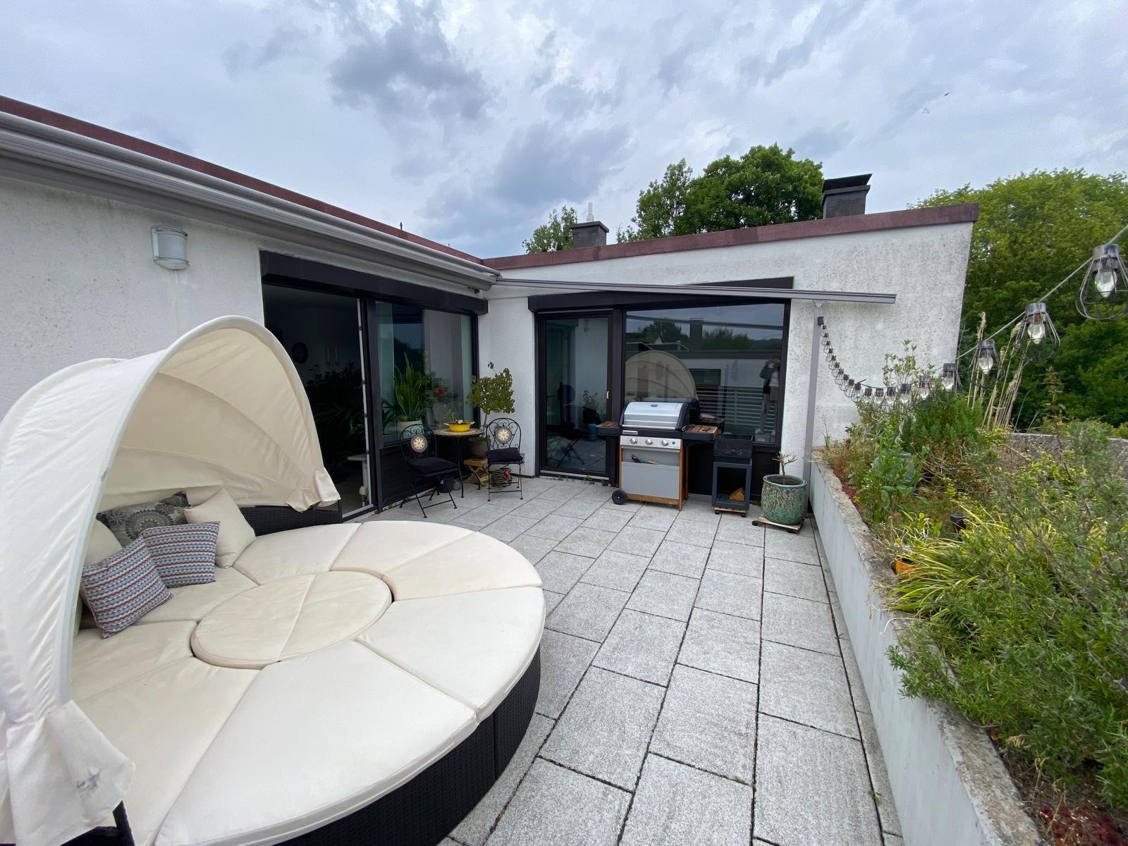 Herrliche Penthouse-Wohnung mit 26 m² Dachterrasse & Gartenanteil & Garage in beliebter Stadtrandlage