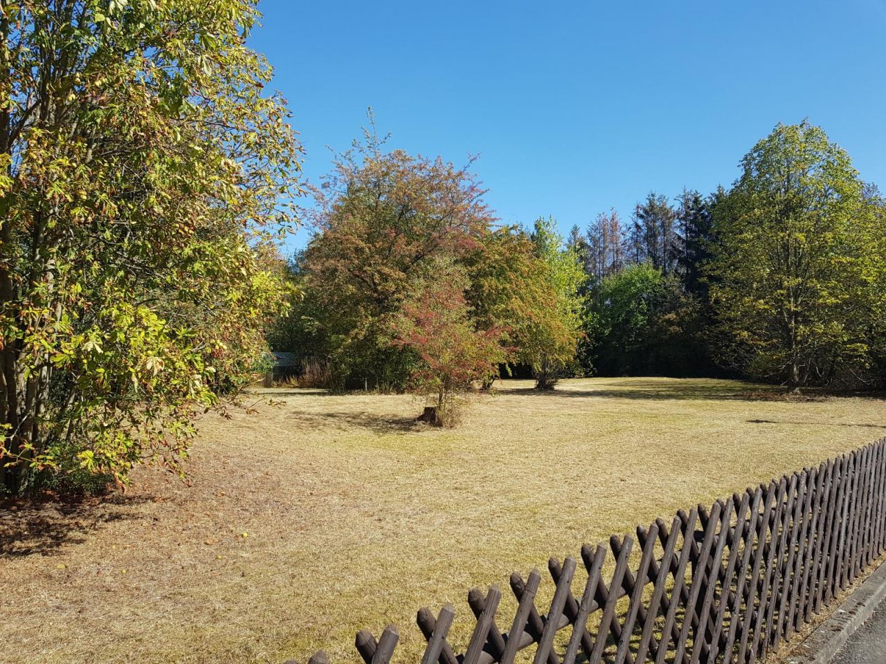 VERKAUFT - Ansprechende Baulücke mit großem Garten und Waldbestand!
