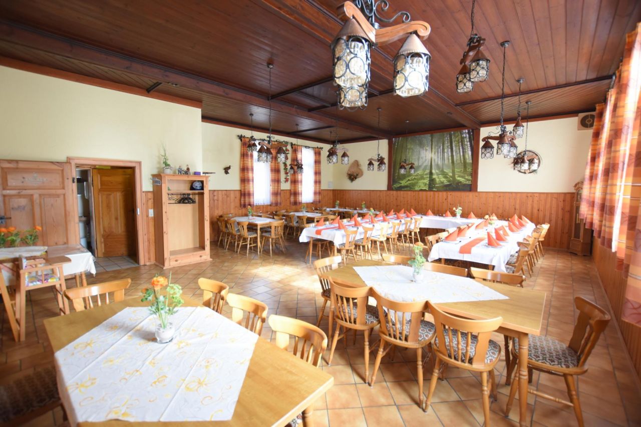 VERKAUFT - Beliebtes Gasthaus mit tollem Saal, Gästezimmern und Wohneinheit!