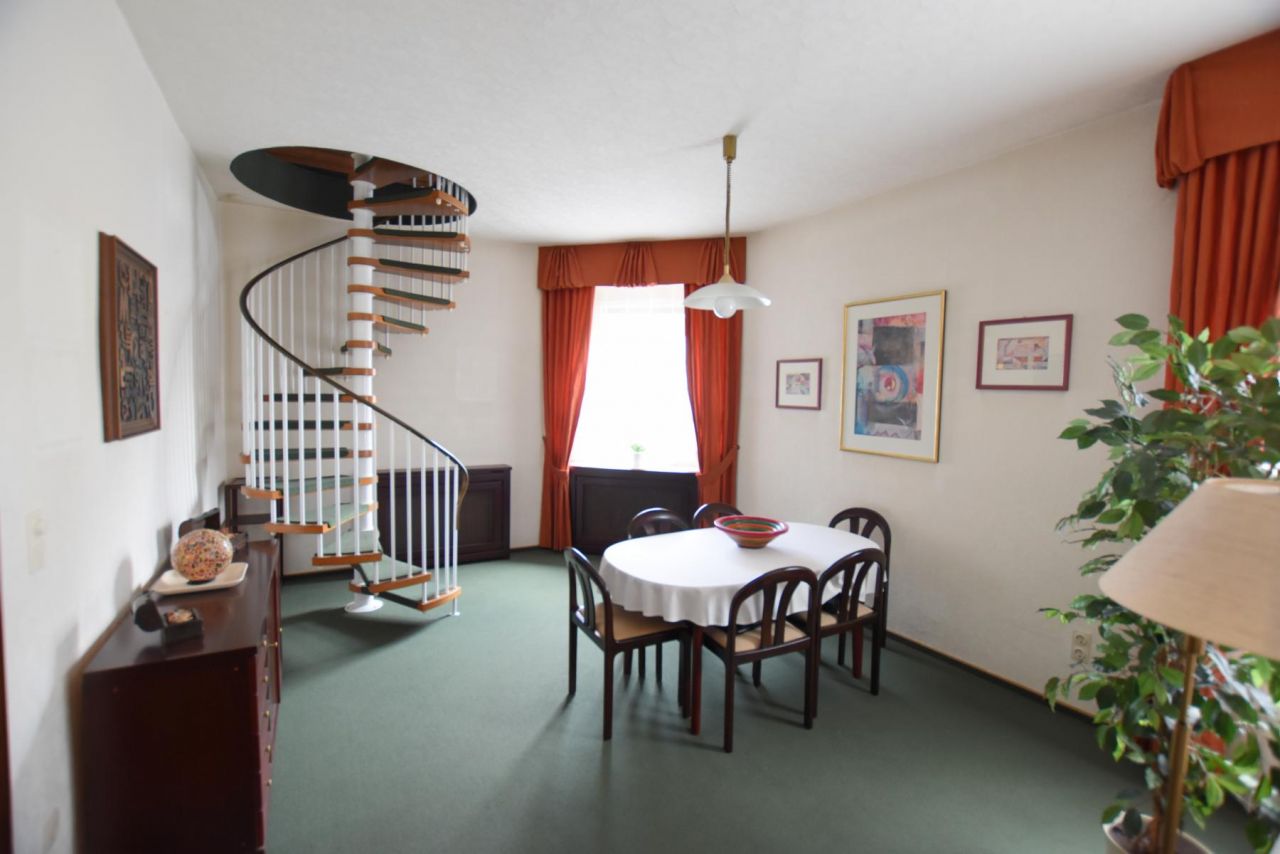 Wohn-& Esszimmer mit Wendeltreppe