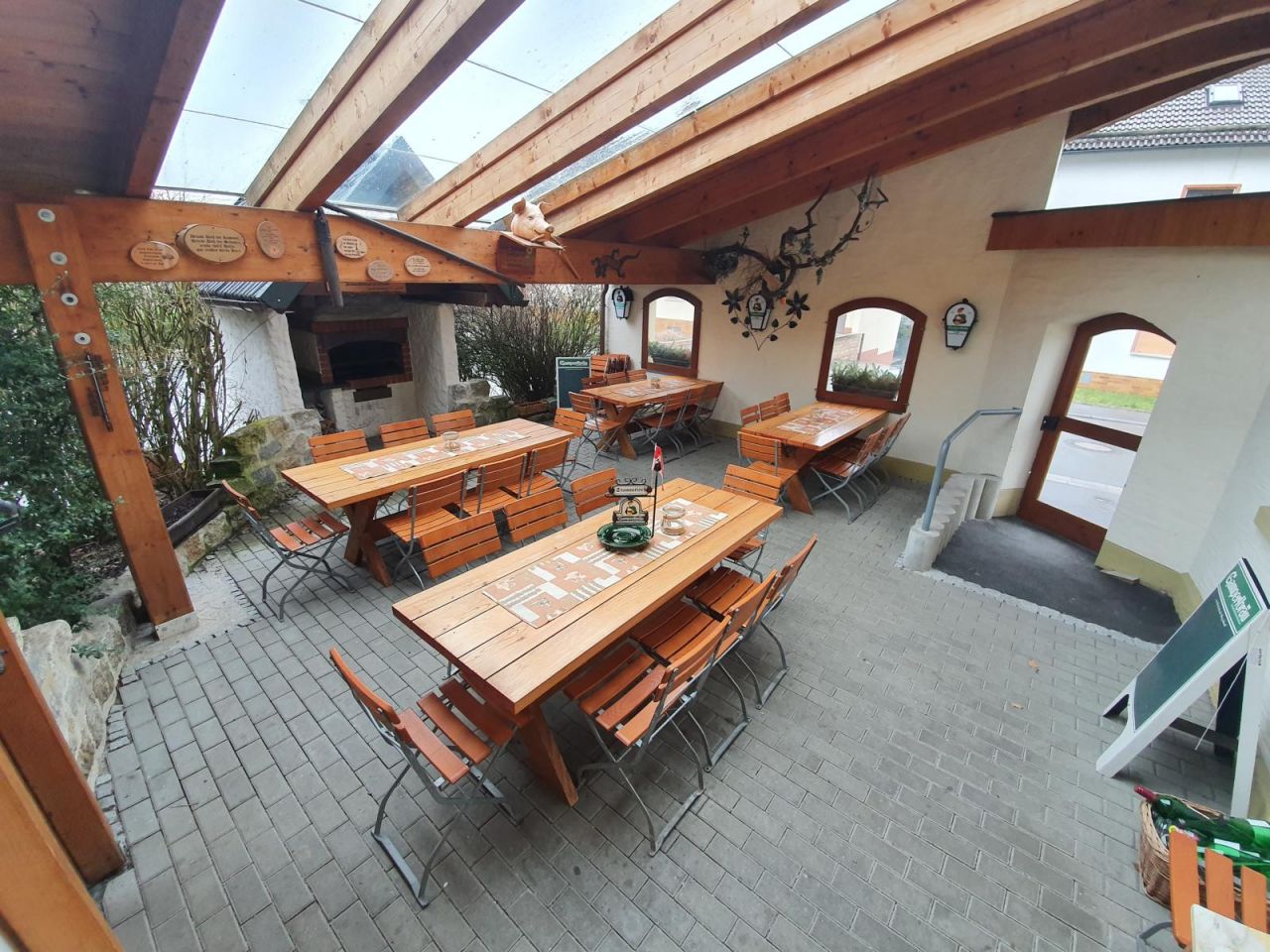 Überdachter Biergarten