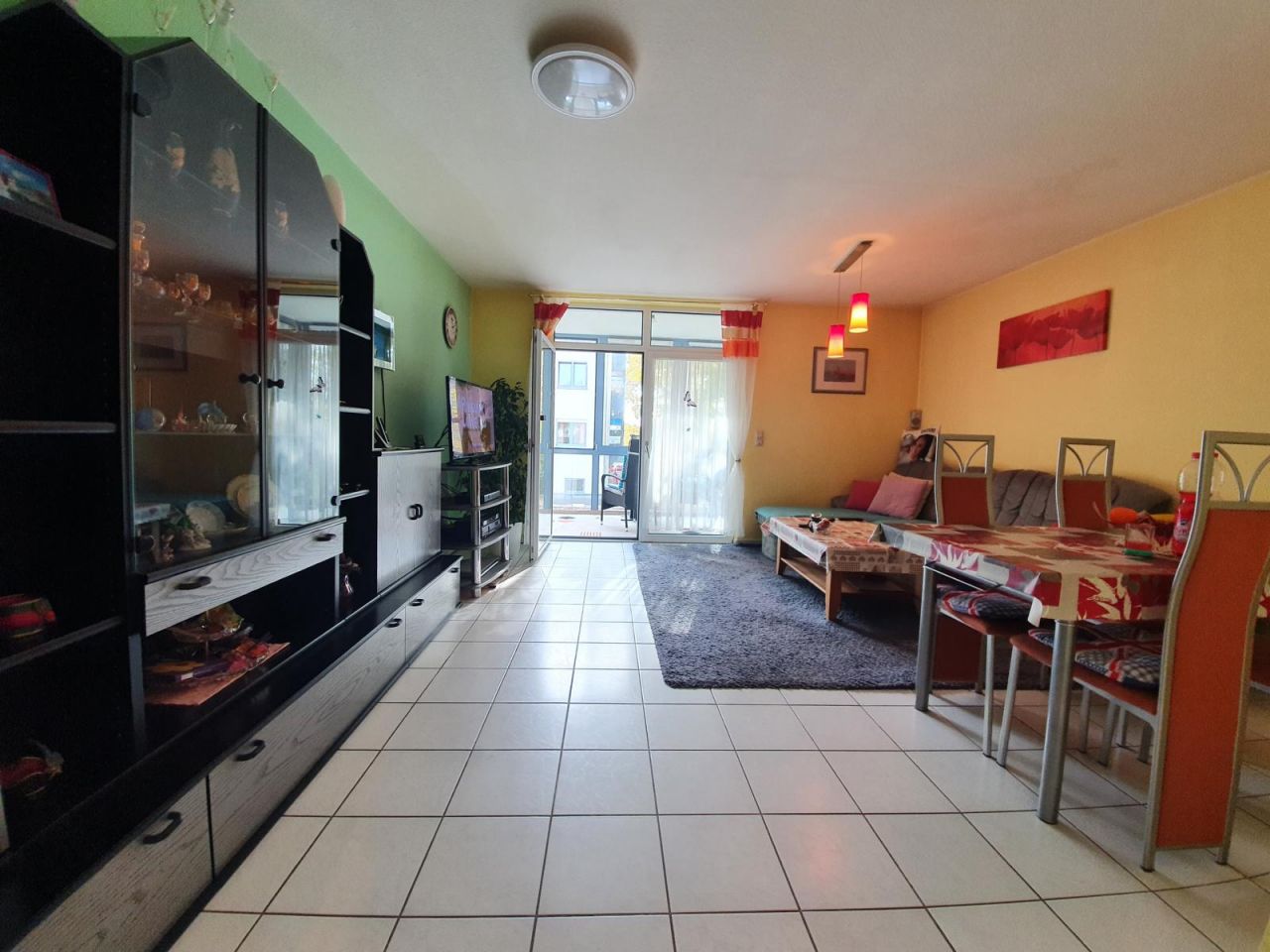 Wohn- und Essbereich mit Ausgang zum Wintergarten