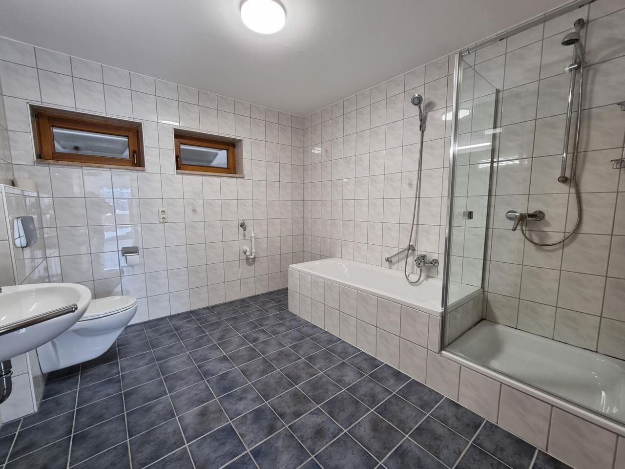 Badezimmer mit Wanne & Dusche