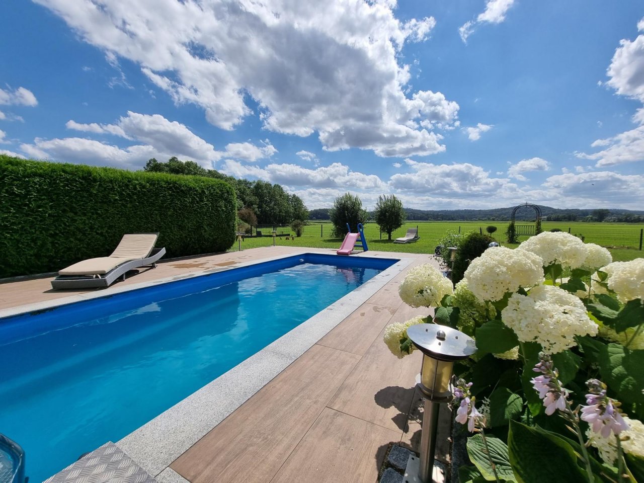 Pool mit Ruhe- u. Liegeflächen