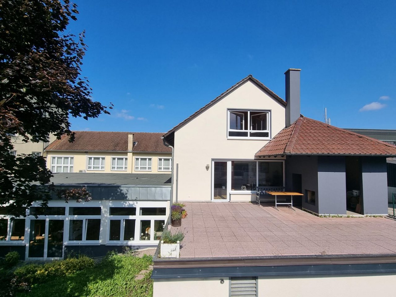 Außenansicht mit Dachterrasse
