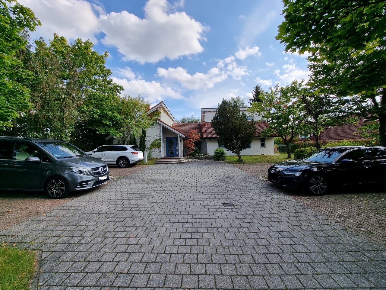 8 Stellplätze, gepflasterter Hof