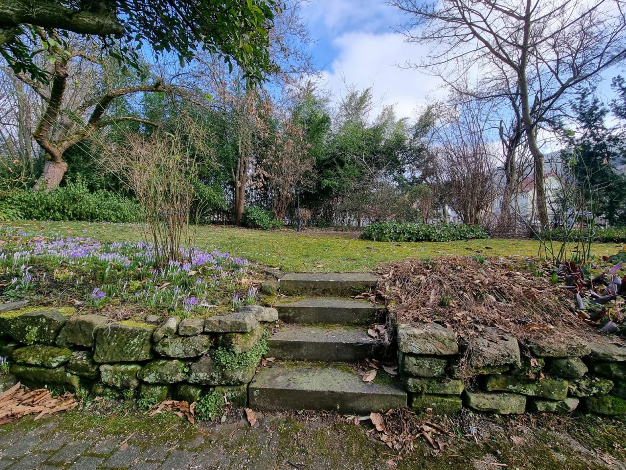 Sandsteinstufen in den Garten