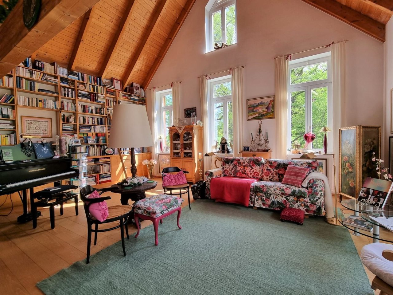 Wohnen mit großer Bücherwand