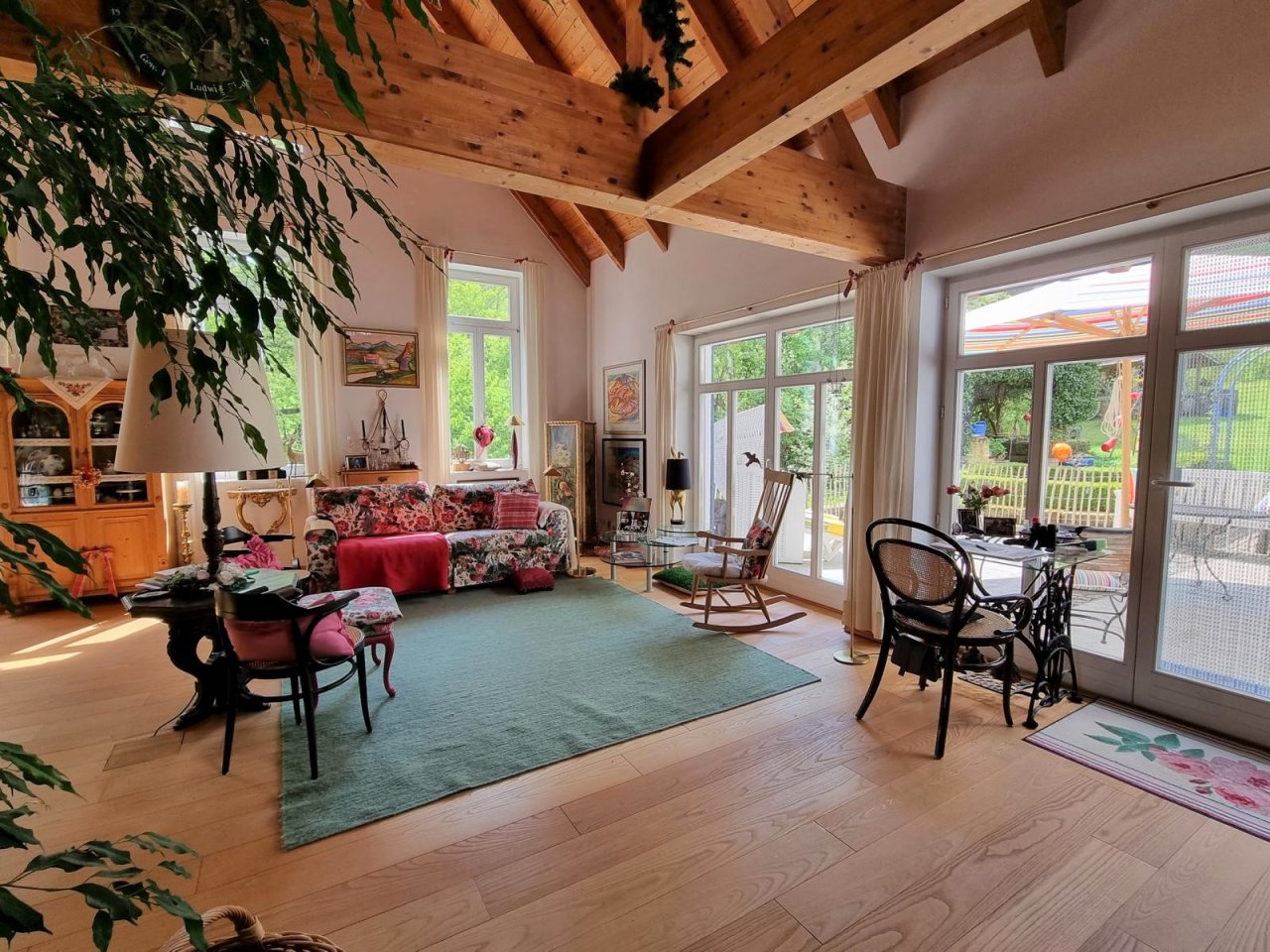 Gemütliches Wohnen mit bodentiefen Fenstern