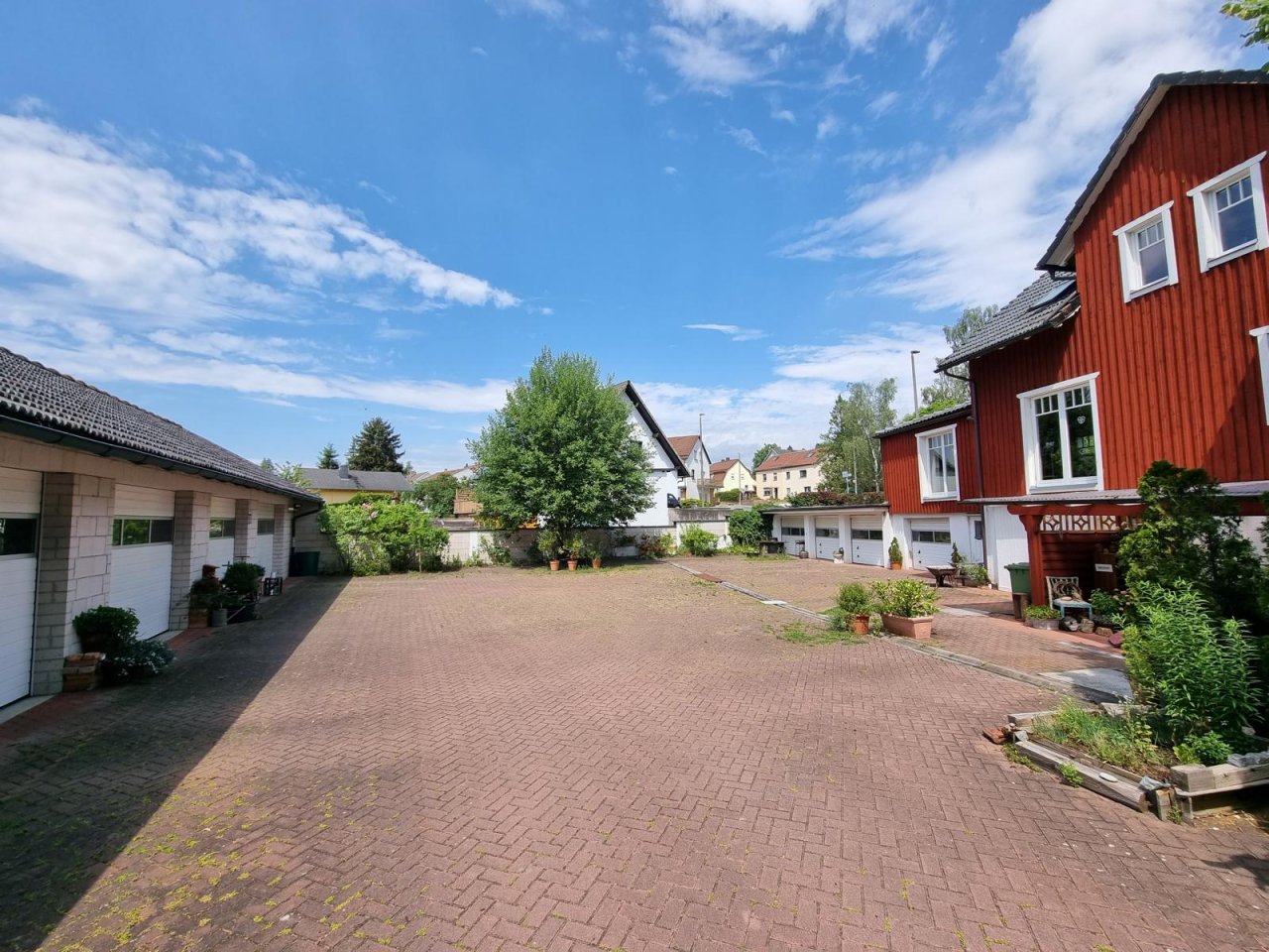 Innenhof mit Garagenpark